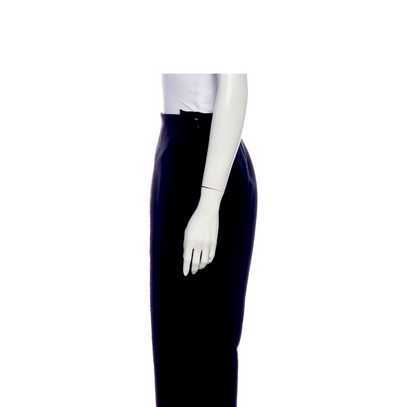 Rise: 10.5"
Waist: 30"
Inseam: 32"
Hip: 38"
Leg Opening: 15" - Picture 1 of 6